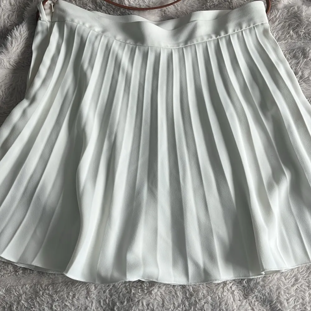 White Pleated Skirt with brown Belt - Image 2