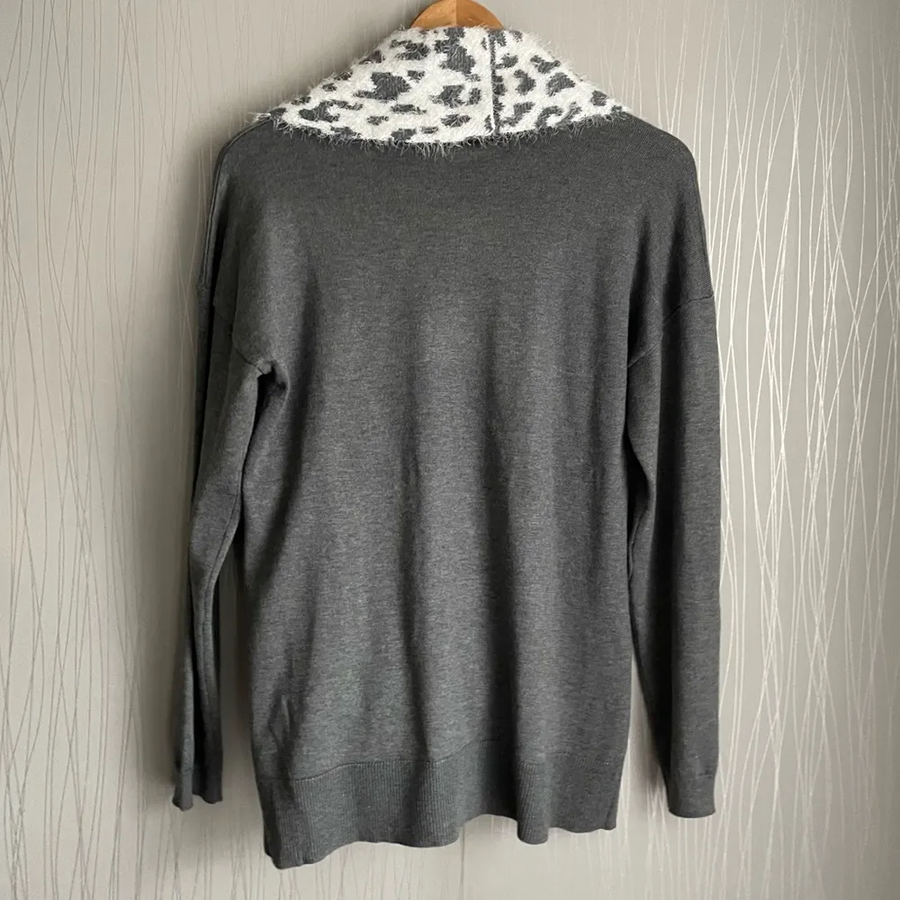 Dress Barn Verve Ami Gray Sweater With Snow Leopard Infinity Scarf Size Small - Image 9