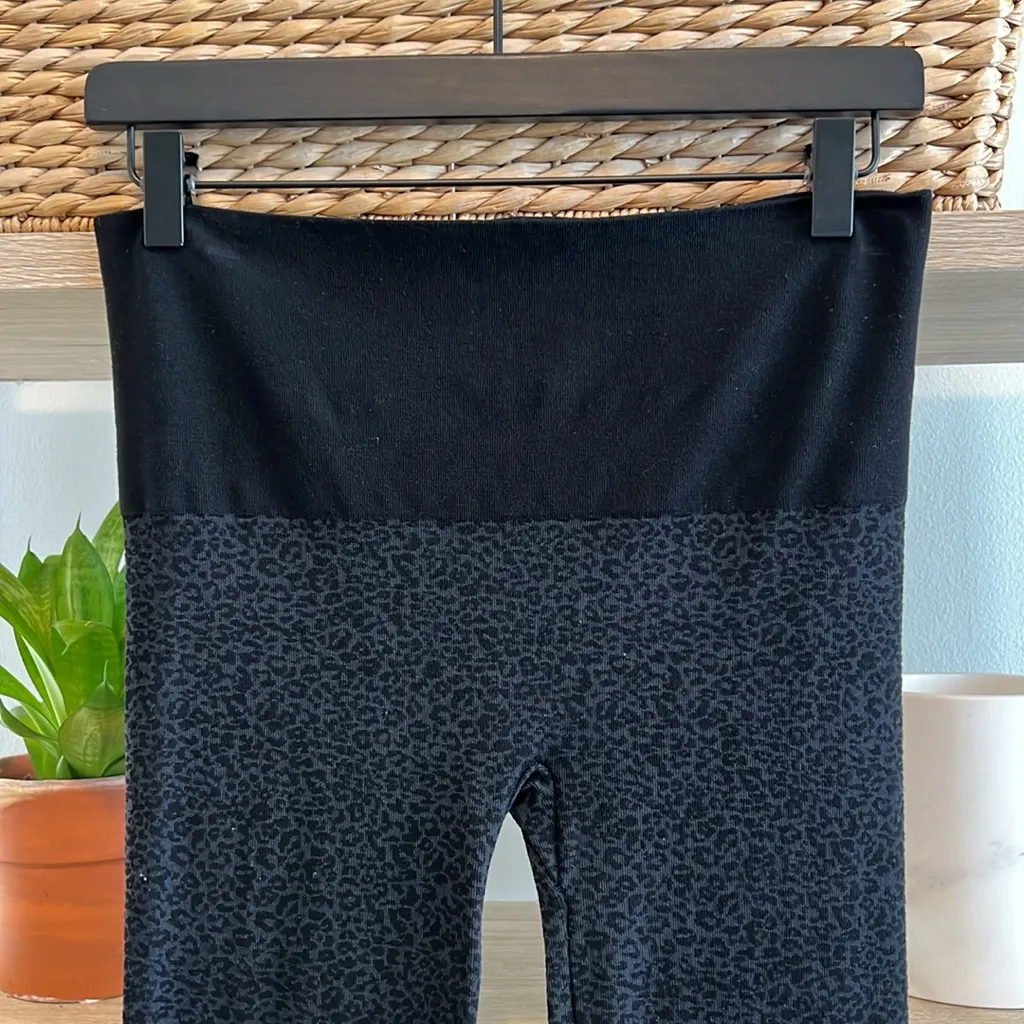 Spanx  Assets Red Hot Label Seamless Subtle Black Leopard/Cheetah Rib Legging, L - Image 3