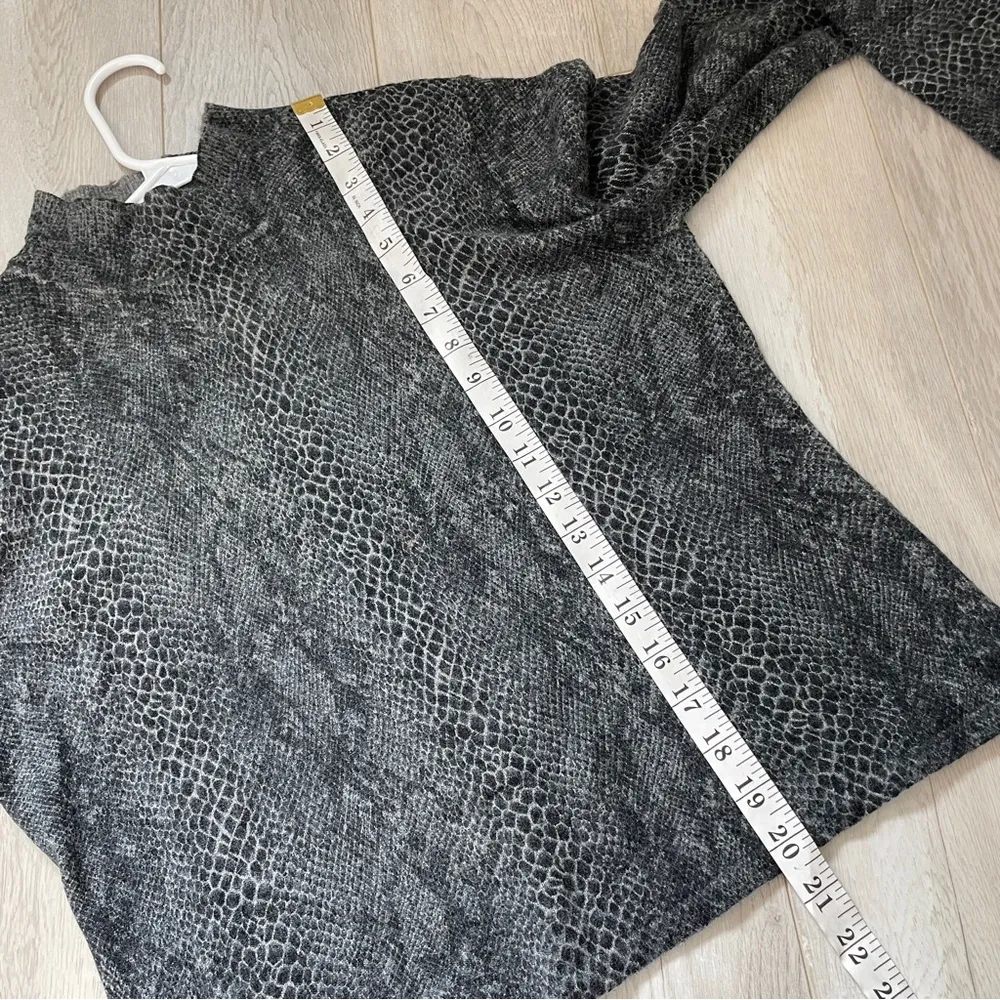 Valerie Stevens Sweater gray (medium) mockneck snakeskin wool chic knit winter - Image 5