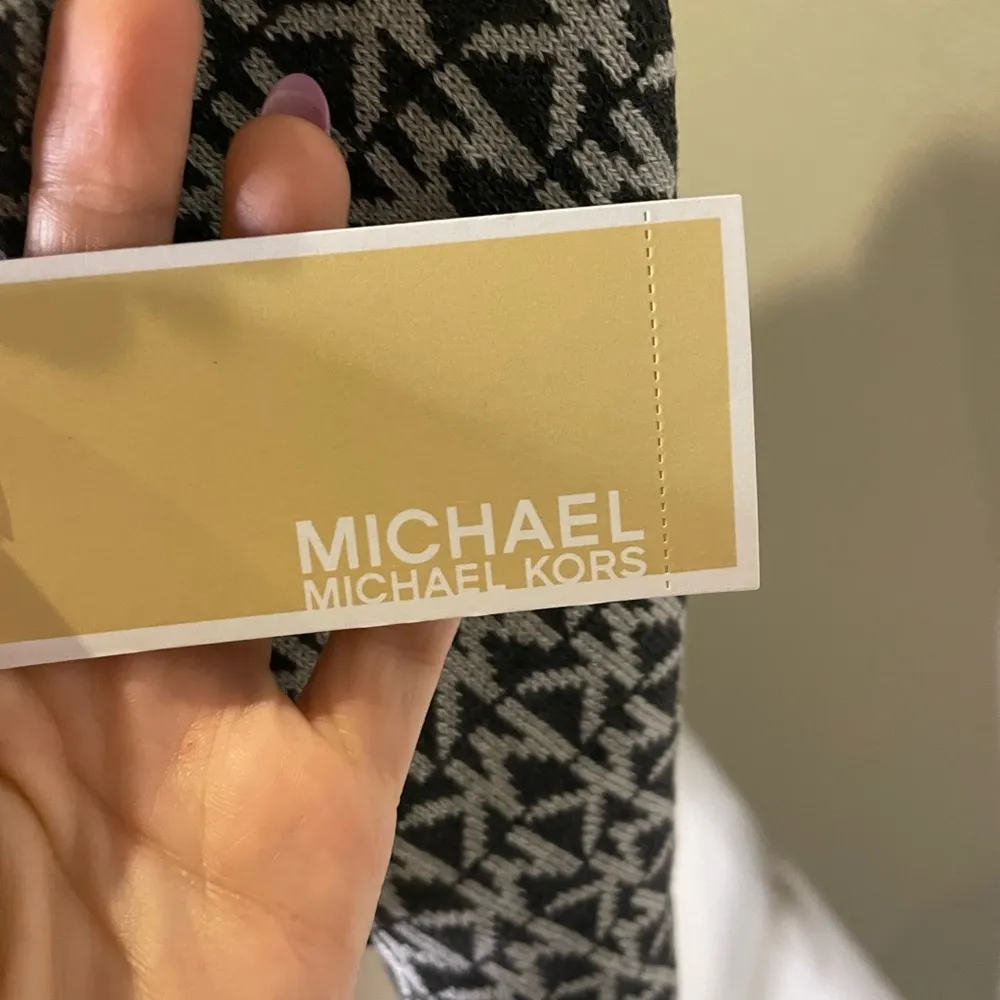 NWT Michael Kors Scarf 🧣 - Image 4
