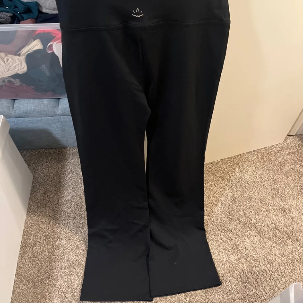 Beyond yoga, black flare, pant new with tags extra-large - Image 4