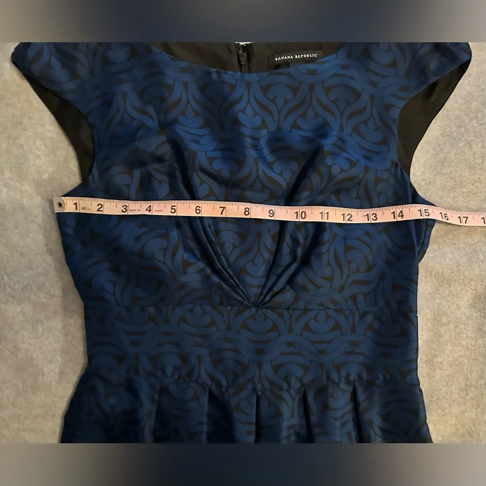 Banana Republic 100% Silk Blue Black Pleated Cap Sleeve Lined Dress size 2 - Image 6