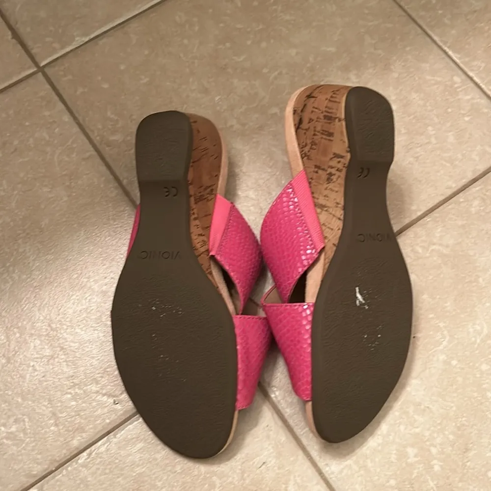 Vionic  - WOMENS PARADISE LETICIA LIZARD SLIDE WEDGE - Image 4