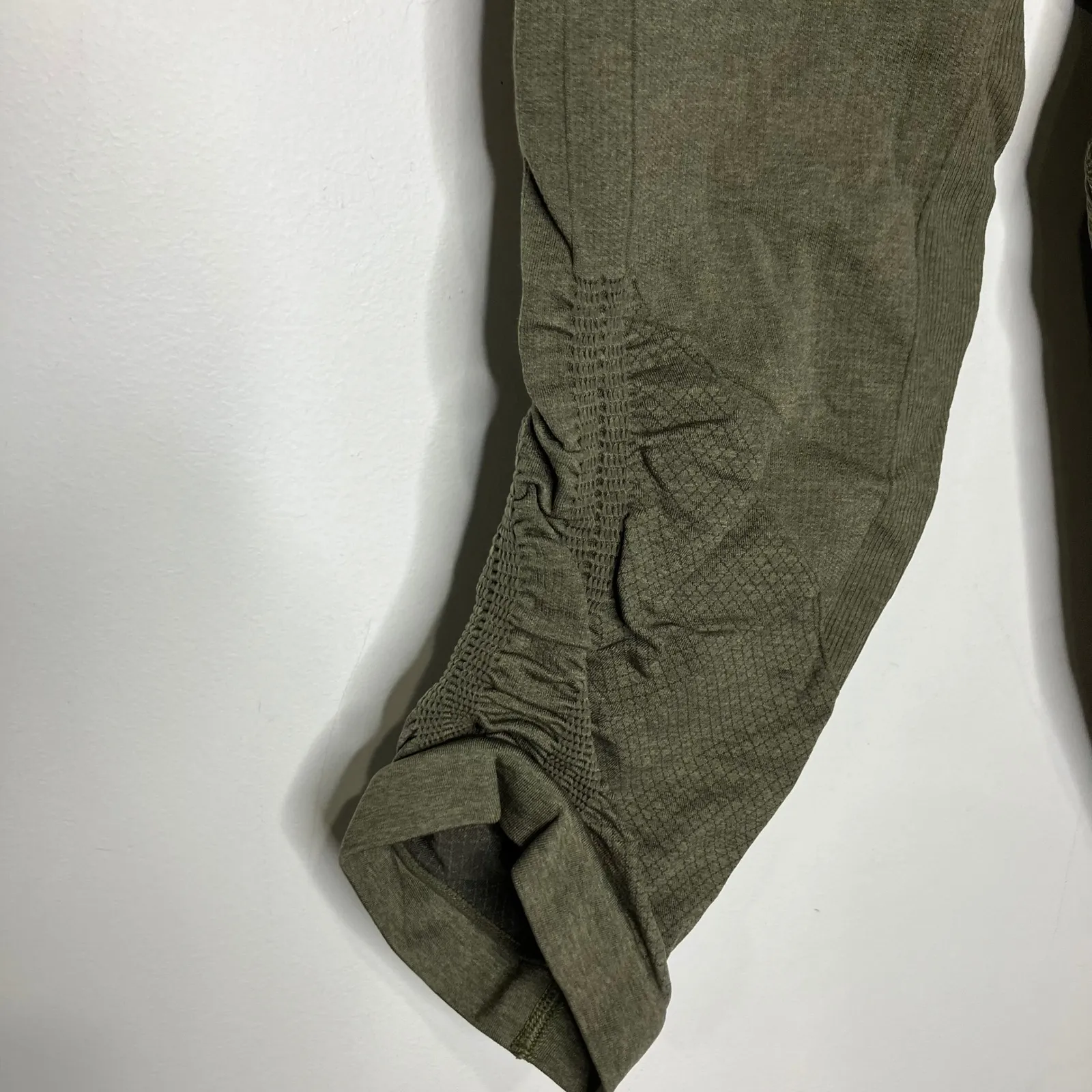 Lululemon in the flow ll crop leggings army green women's size 6 activewear - Image 2