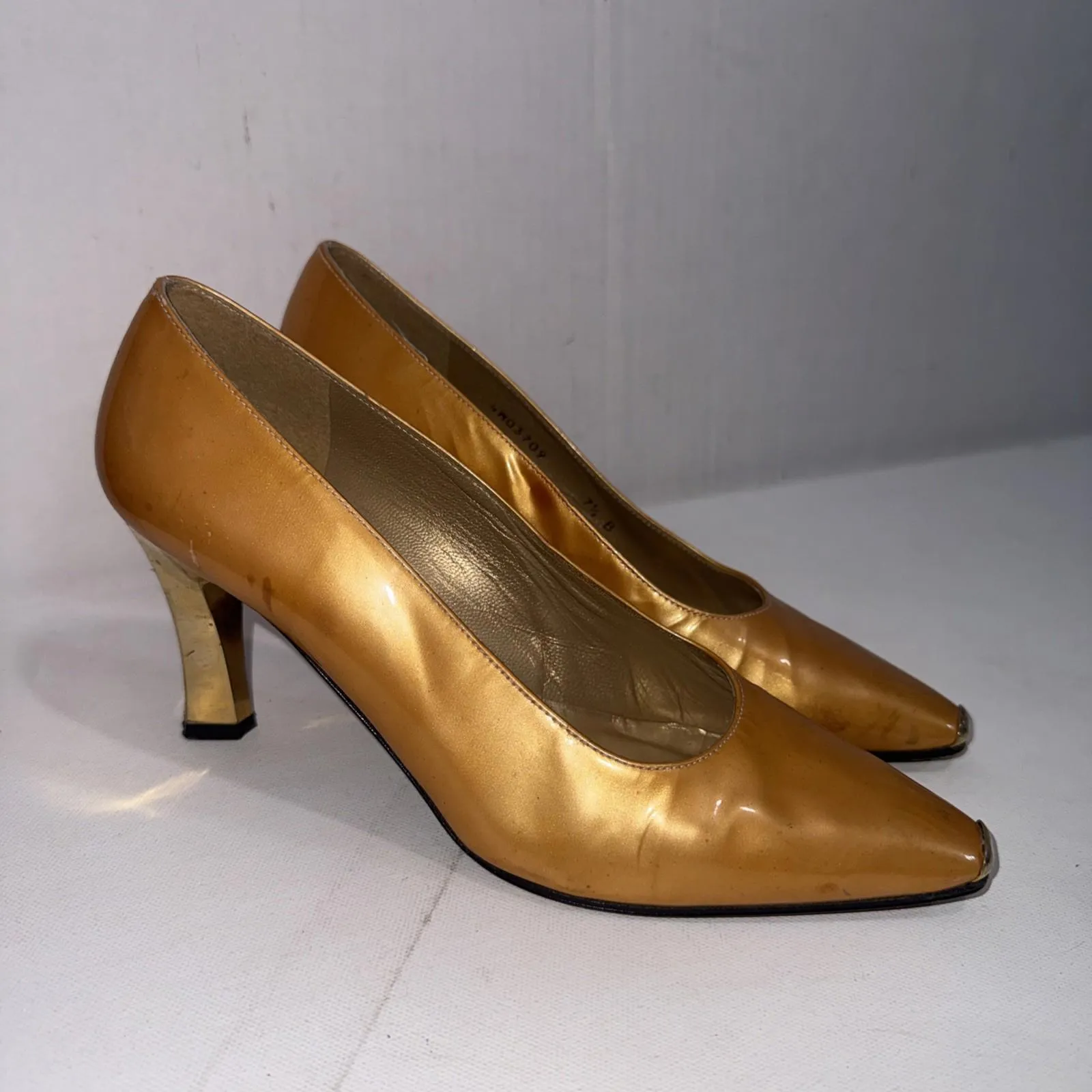 Stuart Weitzman Vintage Y2K 90s Old Money Yellow Gold Point Capped Toe Heels 7.5 - Image 4