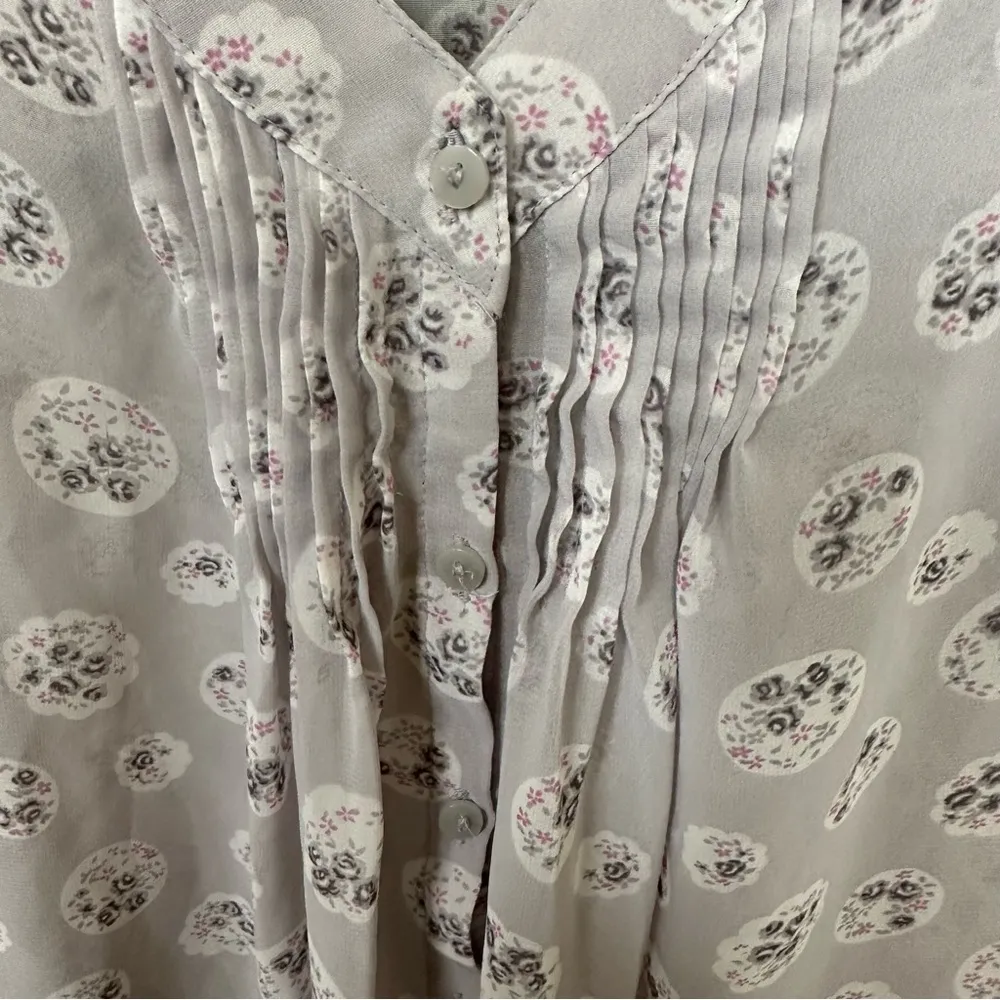 ❤️Sheer Lauren Conrad gray floral silky top Sz S EUC CLEARANCE - Image 2