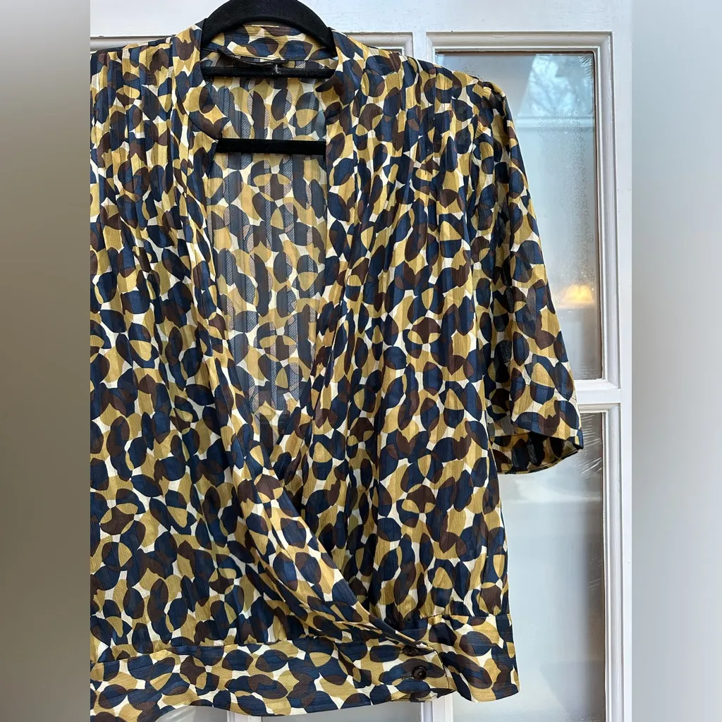 BCBGMAXAZRIA Y2K 100% Silk Semi Sheer Watercolor Art To Wear Blouse Size XS - Image 2