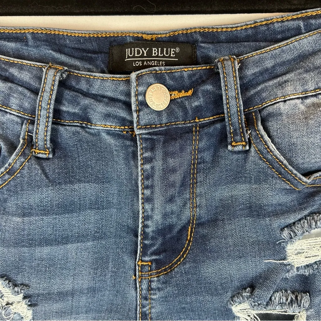 Judy Blue Women's Mid-Rise Distressed Cuffed Denim Jean‎ Shorts Small - Image 3