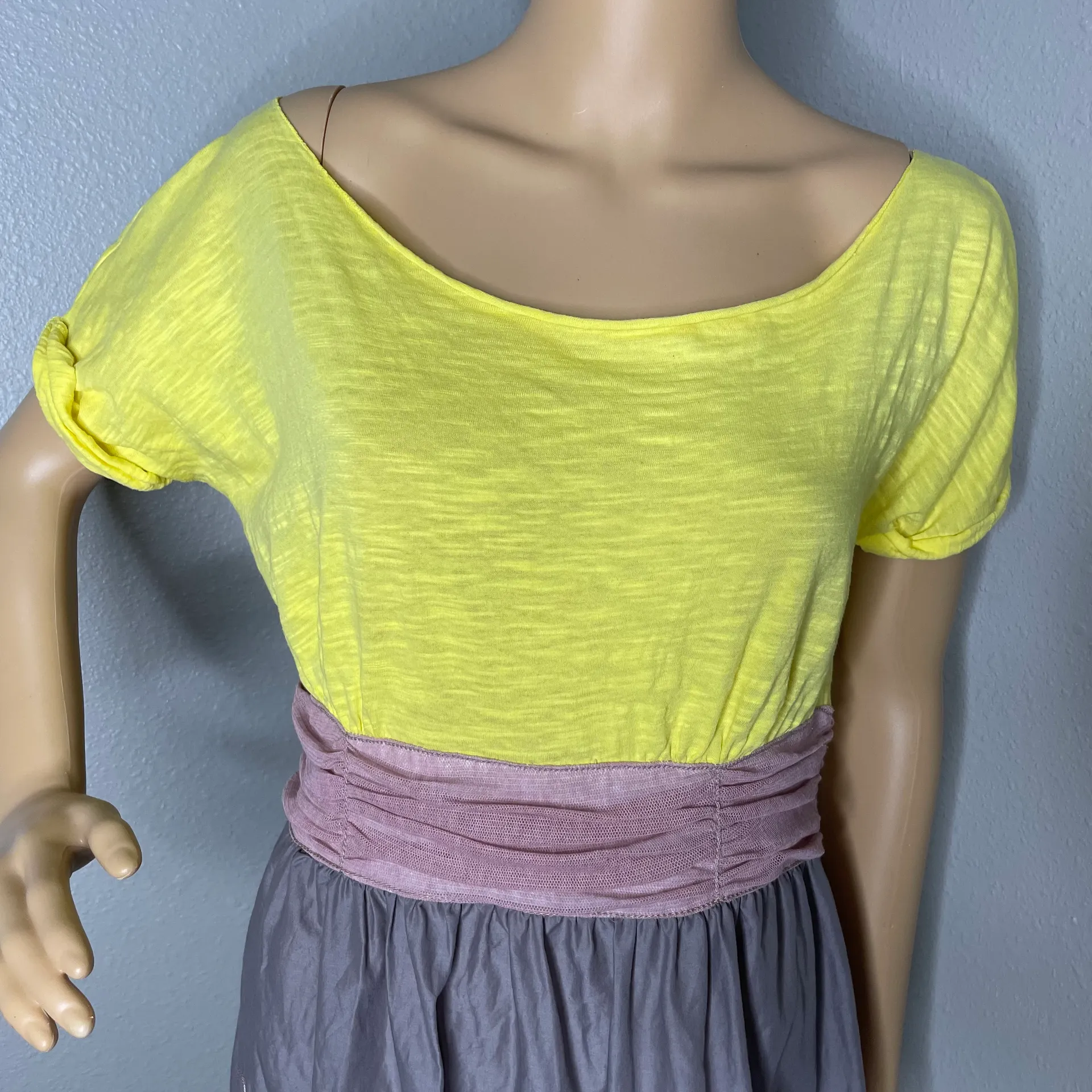 Chelsea & Violet Short Sleeved Dress Yellow and Gray Embroidered Flowers Large - Image 2