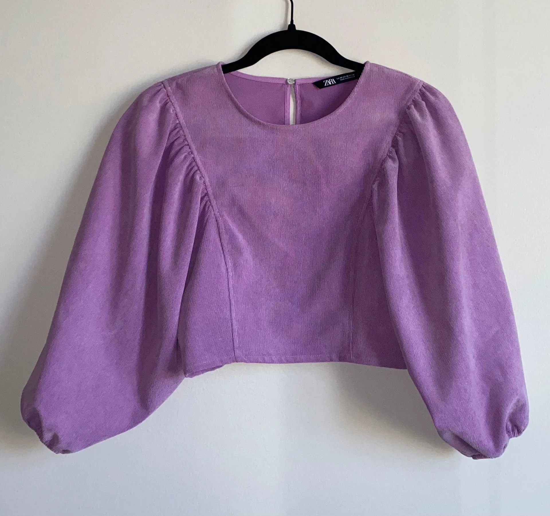 UNWORN  Puffy Sleeve Top - Image 4