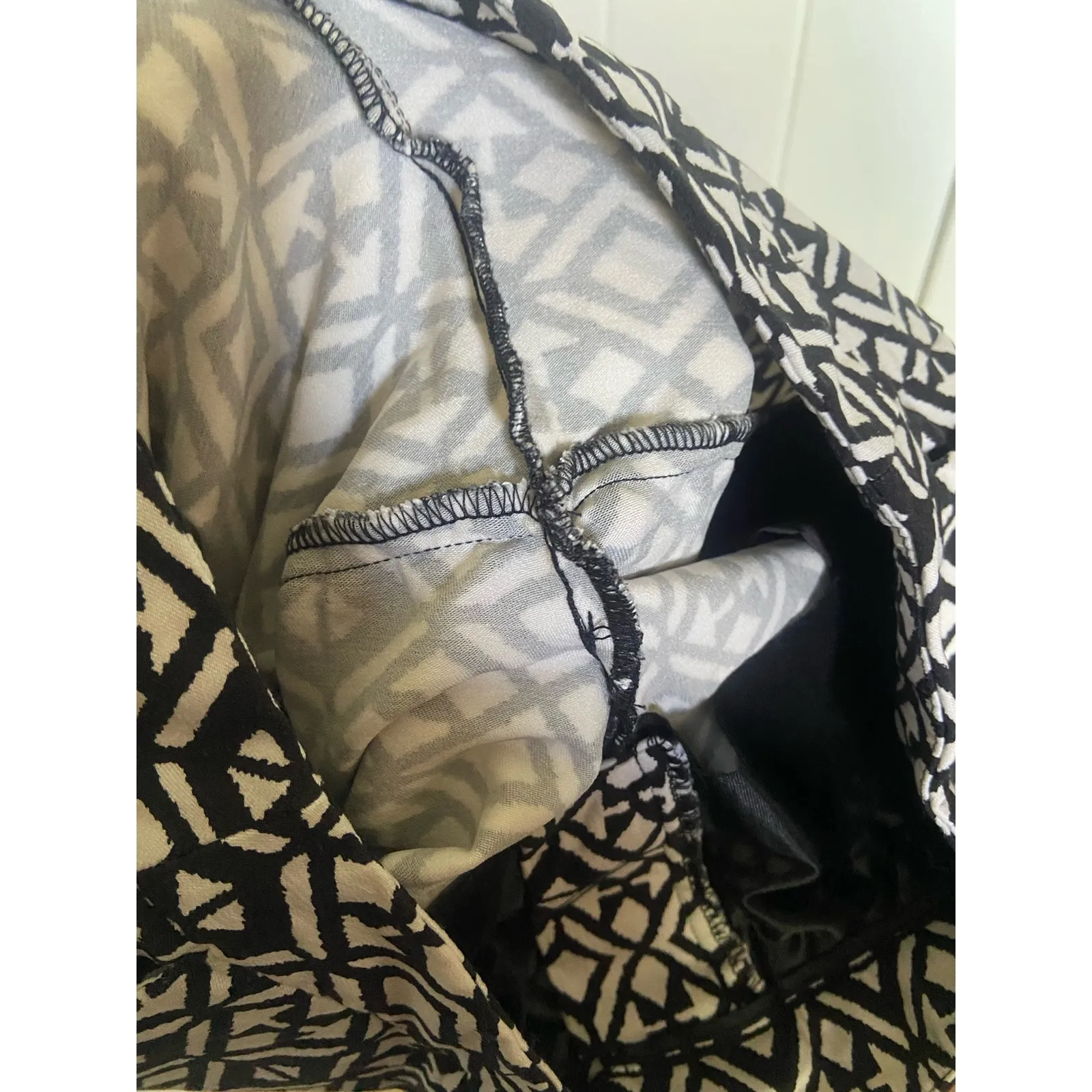 Mario Serrani Womens Shorts Size 8 Black White Tribal Geometric Print Fitted‎ - Image 9