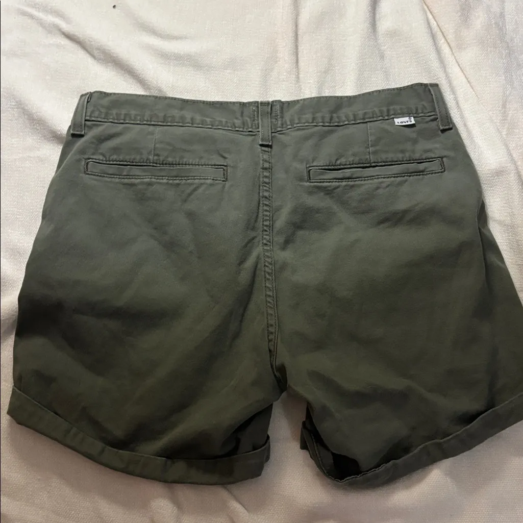 Women’s Levi’s olive green shorts size 30 - Image 4