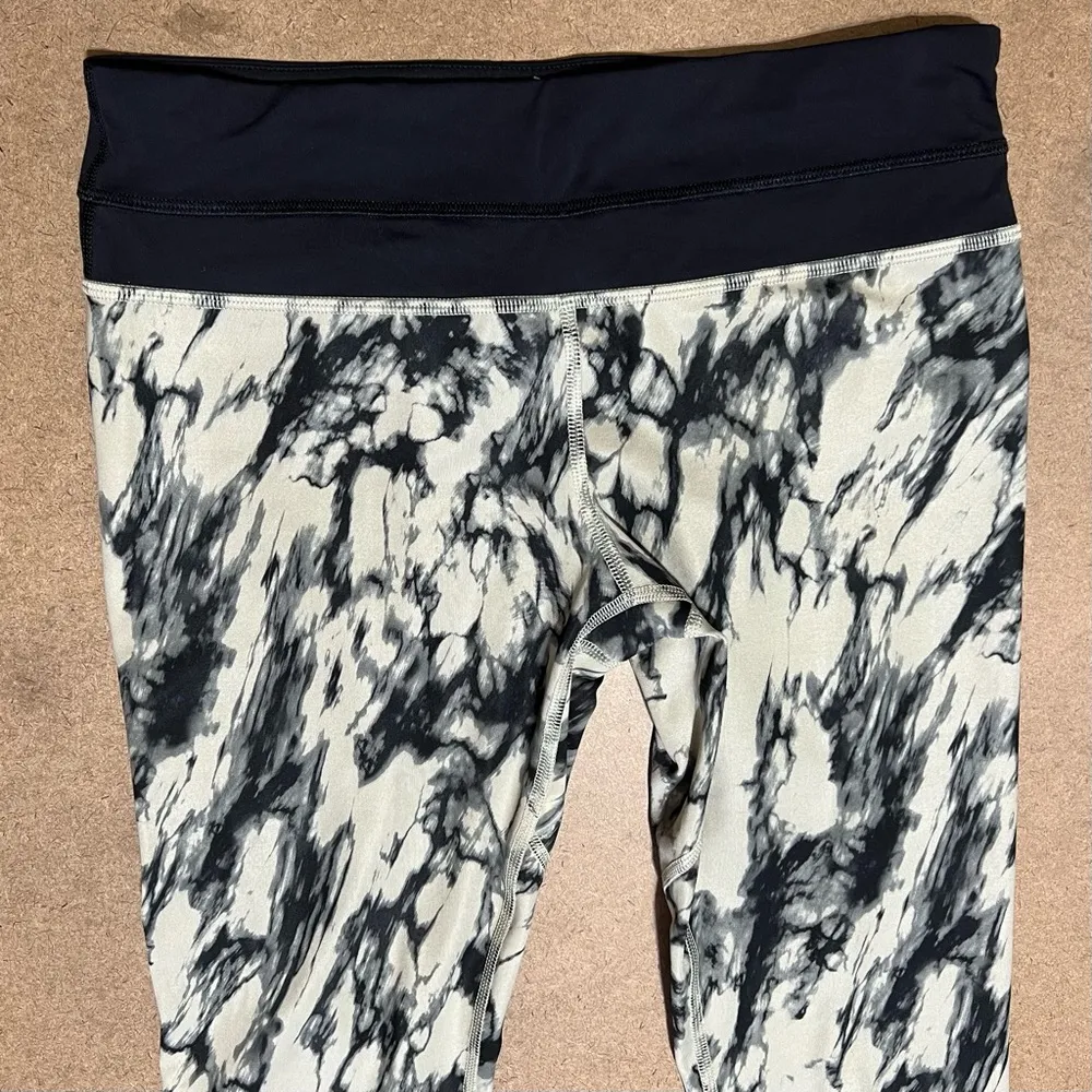 LULULEMON Black and Tan Marble Tie Dye Run Inspire Crop Legging Luxtreme - Image 7