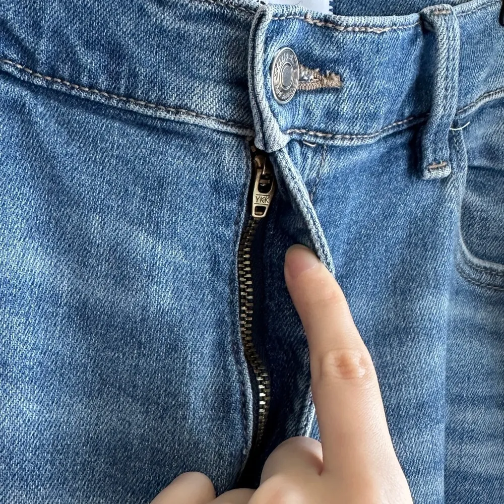 Studio Blue Distressed Light-Medium Wash Blue Jeans, Size 31 - Image 8