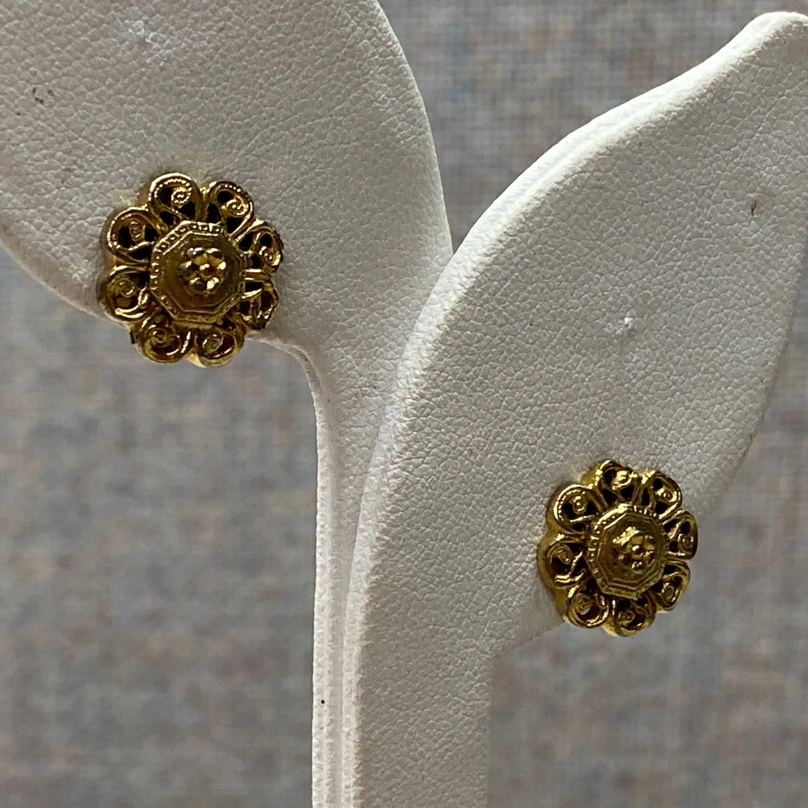 Vintage Gold Tone Stylized Floral Button Clip On Earrings Retro Style - Image 4