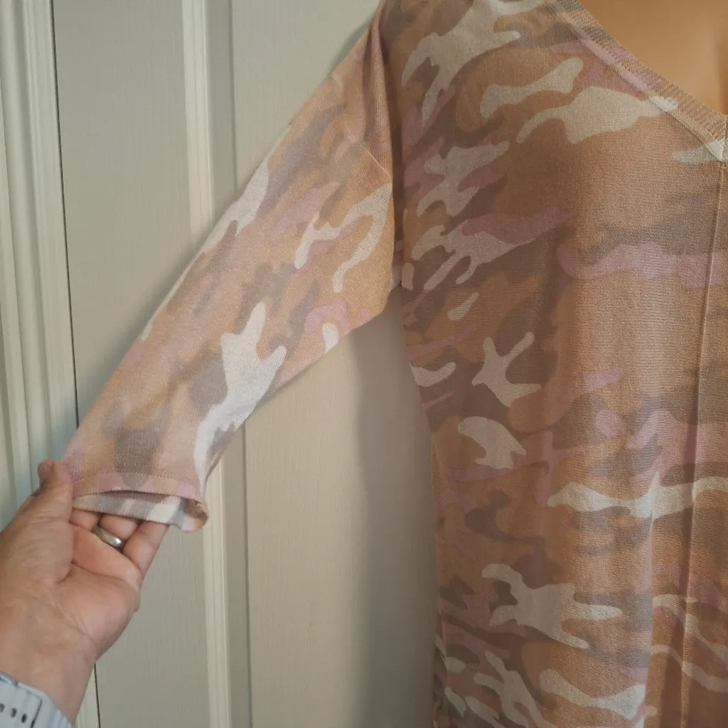 Lane Bryant 14 16  Pink Camouflage  V-Neck Top NWOT - Image 3