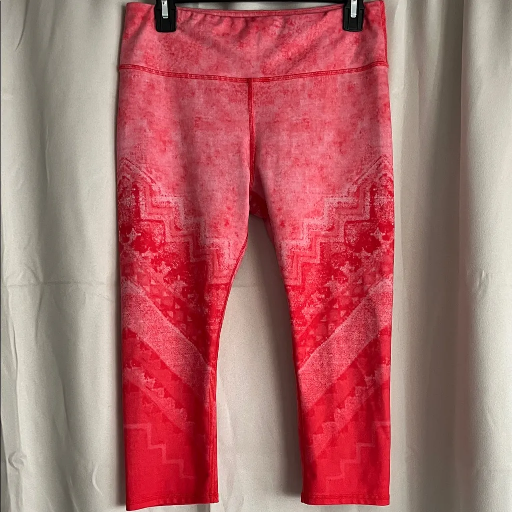 ALO Yoga Airbrush Capri Leggings Red Poppy Casbah Size Medium - Image 3