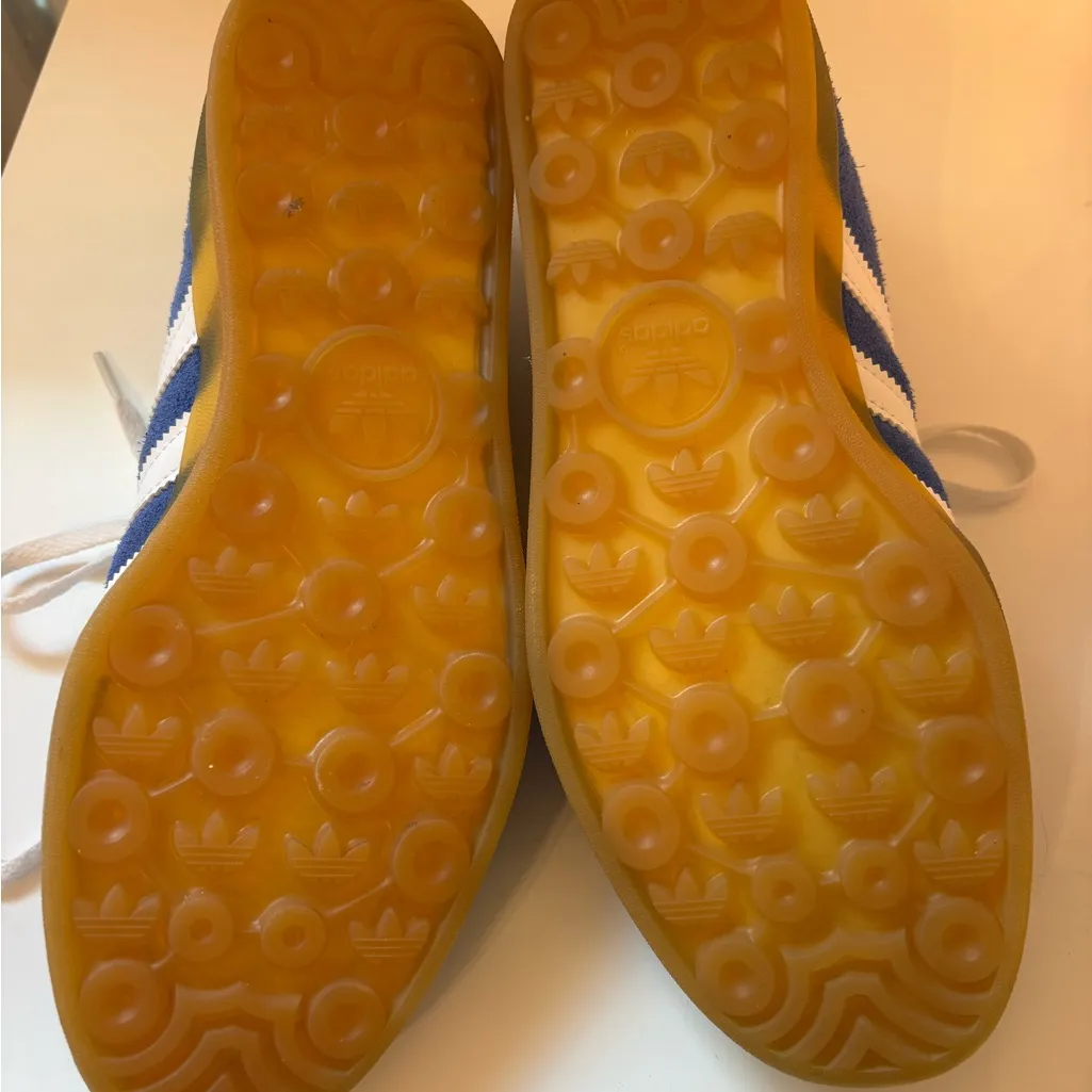 Adidas women’s Gazelle indoor sneaker in blue/white/gold - Image 5