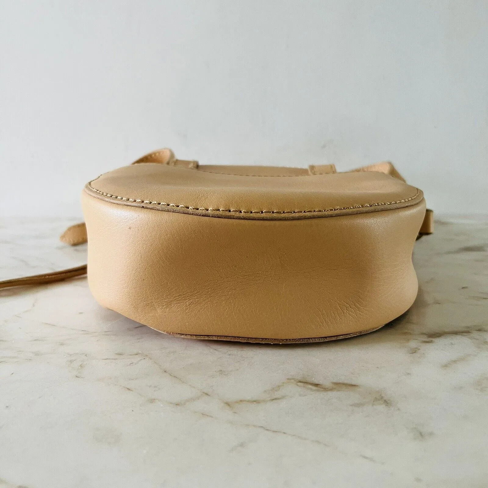 MADEWELL The Juno Circle Crossbody Bag in Beige Leather - Image 4