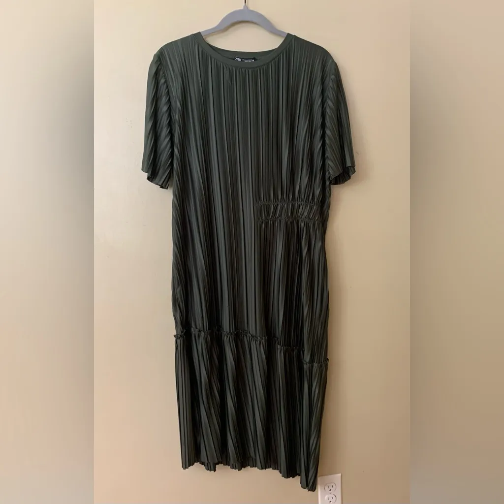 Zara Pleated Shortsleeved MIDI Dress NWT Dark Green - Image 5