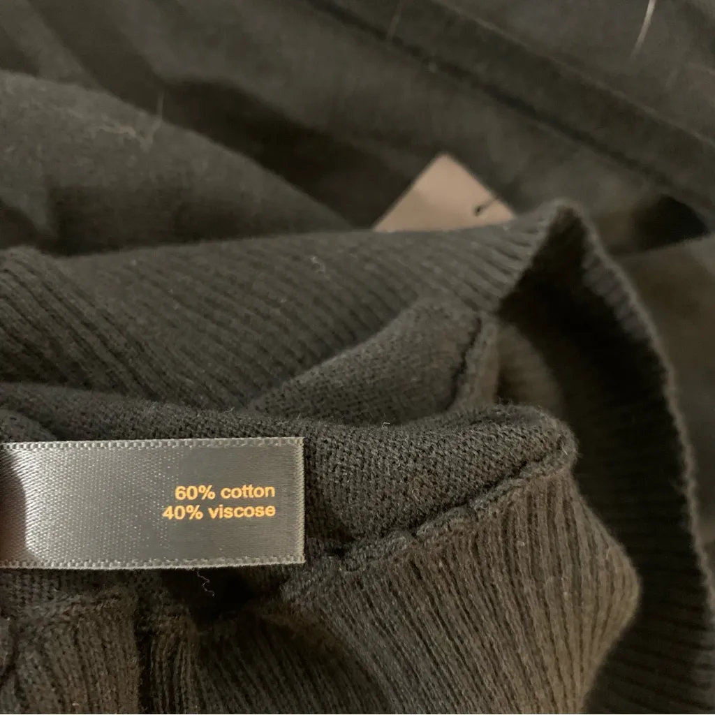 Outback Red (The Limited) Black Short Sleeve Sweater - Size Medium - Image 4