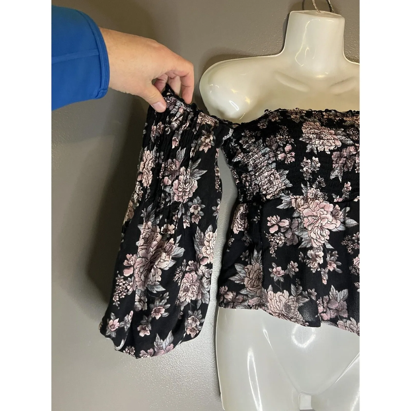 American Eagle Outfitters Blouse Womens Small Black Floral Off Shoulder Smocked - Image 3