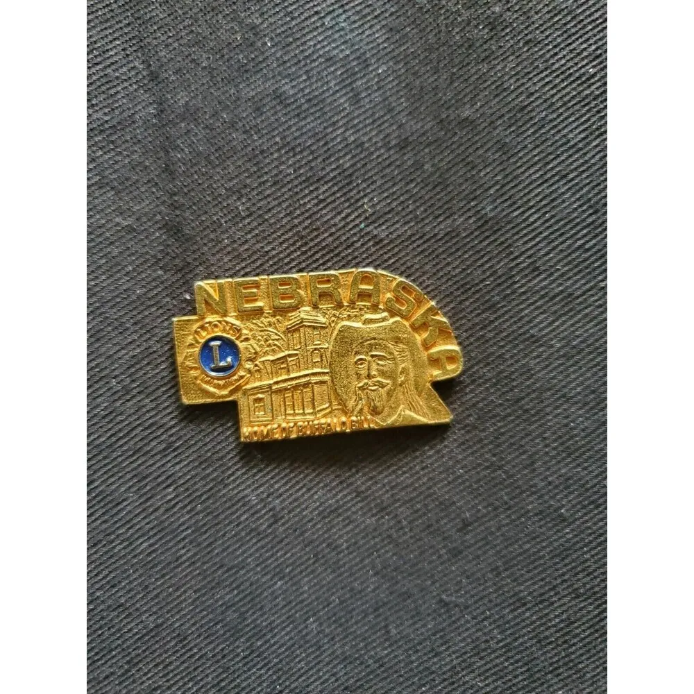 VTG State Nebraska Lions Club Home of Buffalo Bill Lapel Hat Pin Badge Gold Tone - Image 2