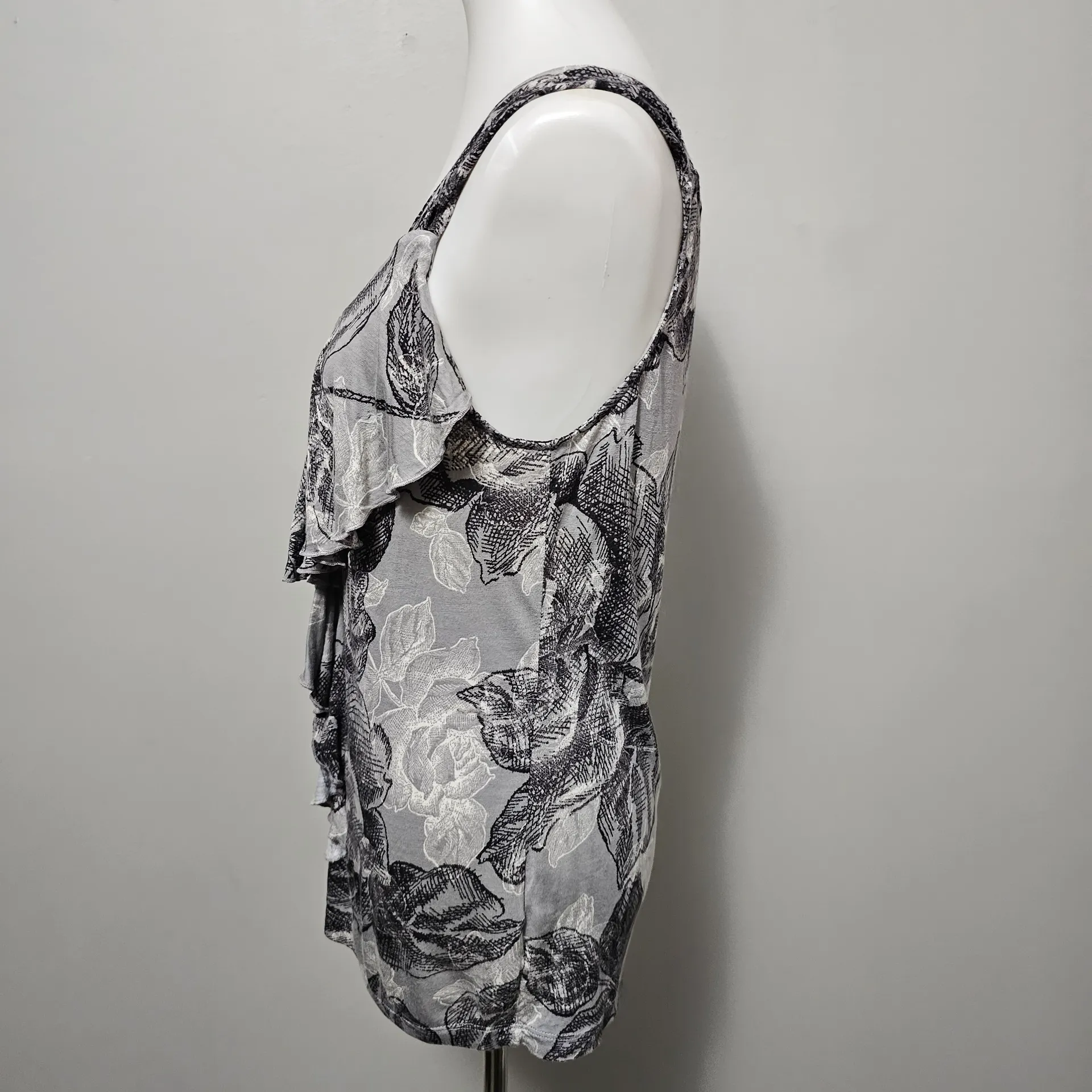 NY&CO Gray Floral Ruffle Tank Top Large Feminine Elegant Romantic Polished Work Black - Image 3