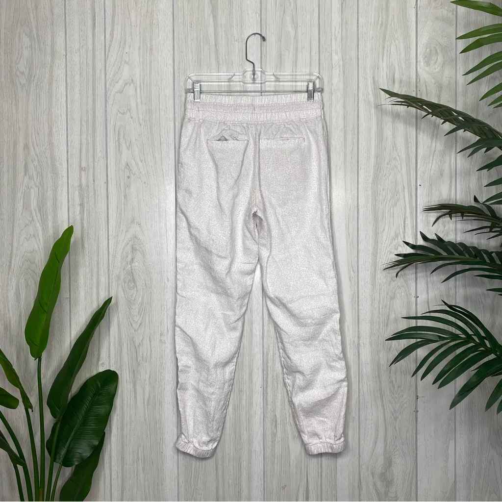 Athleta Cabo Linen Joggers Micro Cheetah Abalone Grey size 2 988237 - Image 3