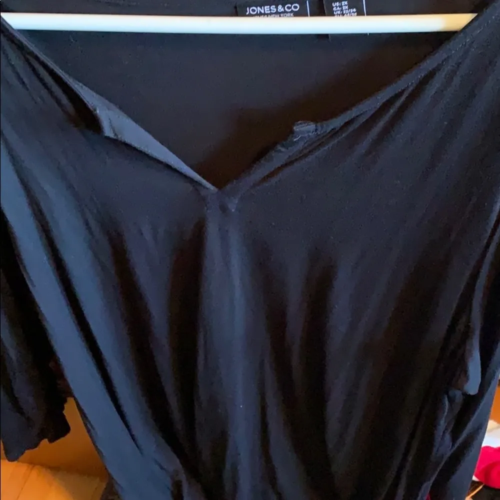 Jones New York plus size all black top. Size 2X - Image 4