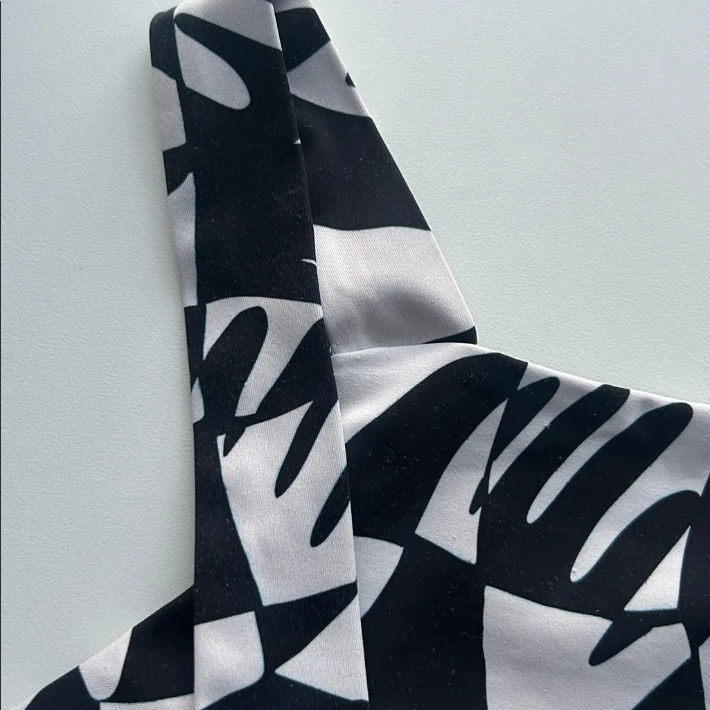 Dazey LA Ani Figures printed sports bra Activewear size Small abstract artsy - Image 4