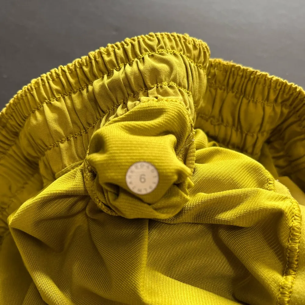 LULULEMON Hotty Hots Athletic Shorts Yellow/Green 2” Inseam Women’s Sz 6 GUC - Image 6