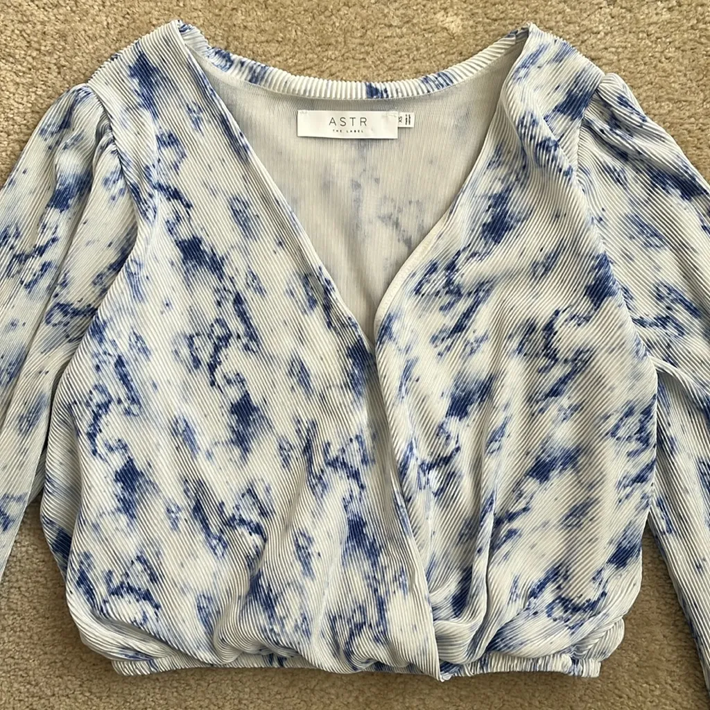ASTR the Label Pleated Surplice Long Sleeve Cropped Blouse in Blue White XS - Image 4
