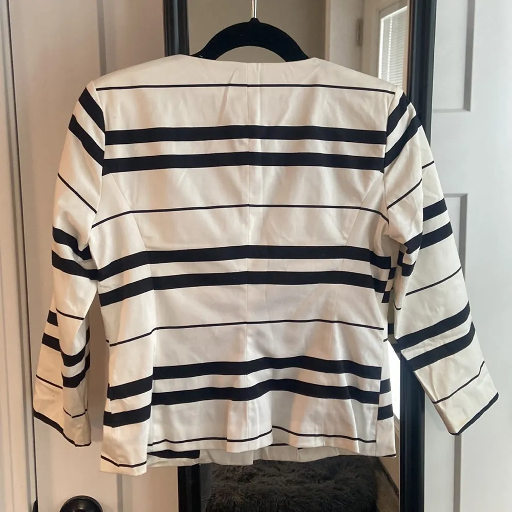 Boxy black and white blazer from New York and company - Image 3