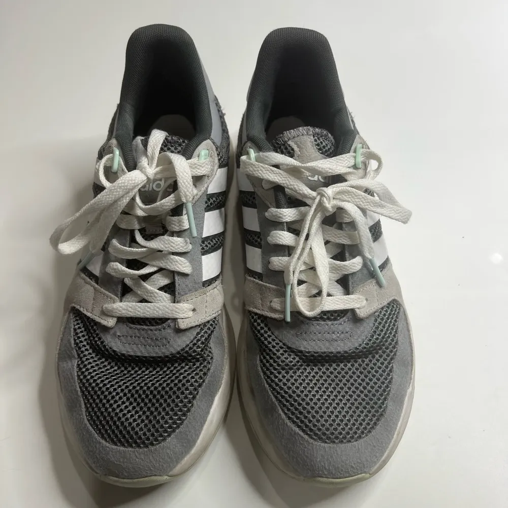 Women’s adidas low top cloud foam running shoes size 7.5 - Image 11
