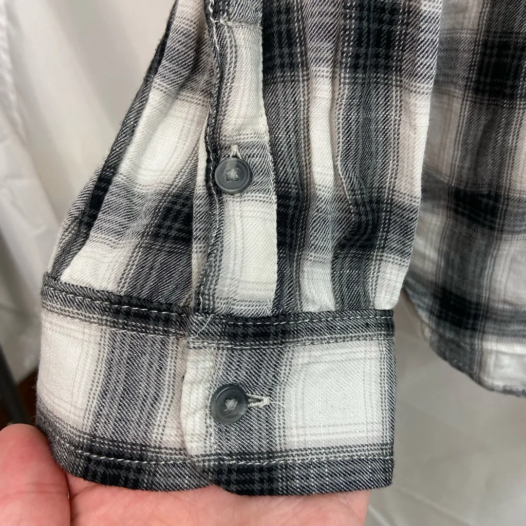 EUC American Eagle women’s black white plaid relaxed boyfriend fit button‎ shirt - Image 2