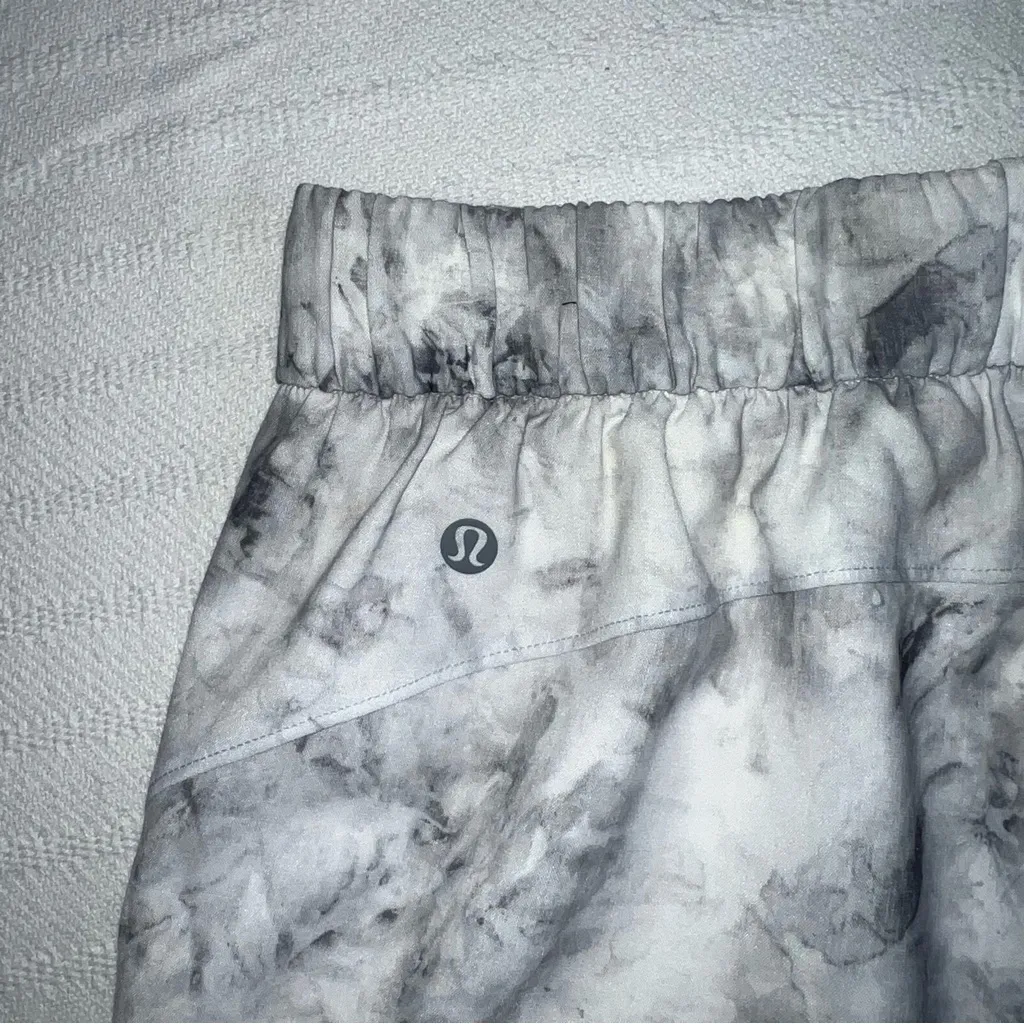 Lululemon Womens High Waisted Relaxed Fit Shorts Size 6 Athleisure Gym Stretch - Image 4