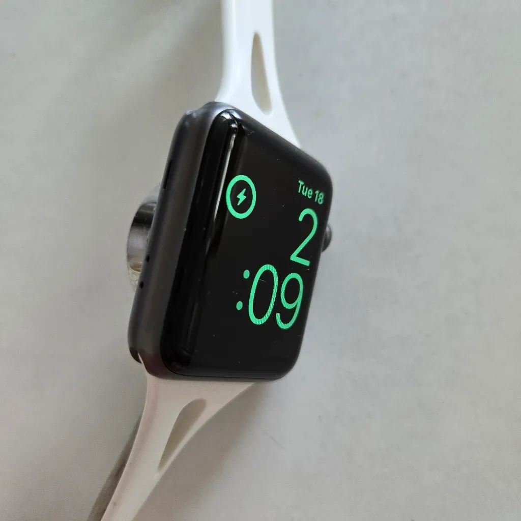 Apple Watch Series 3 42MM Excellent Condition - Image 8