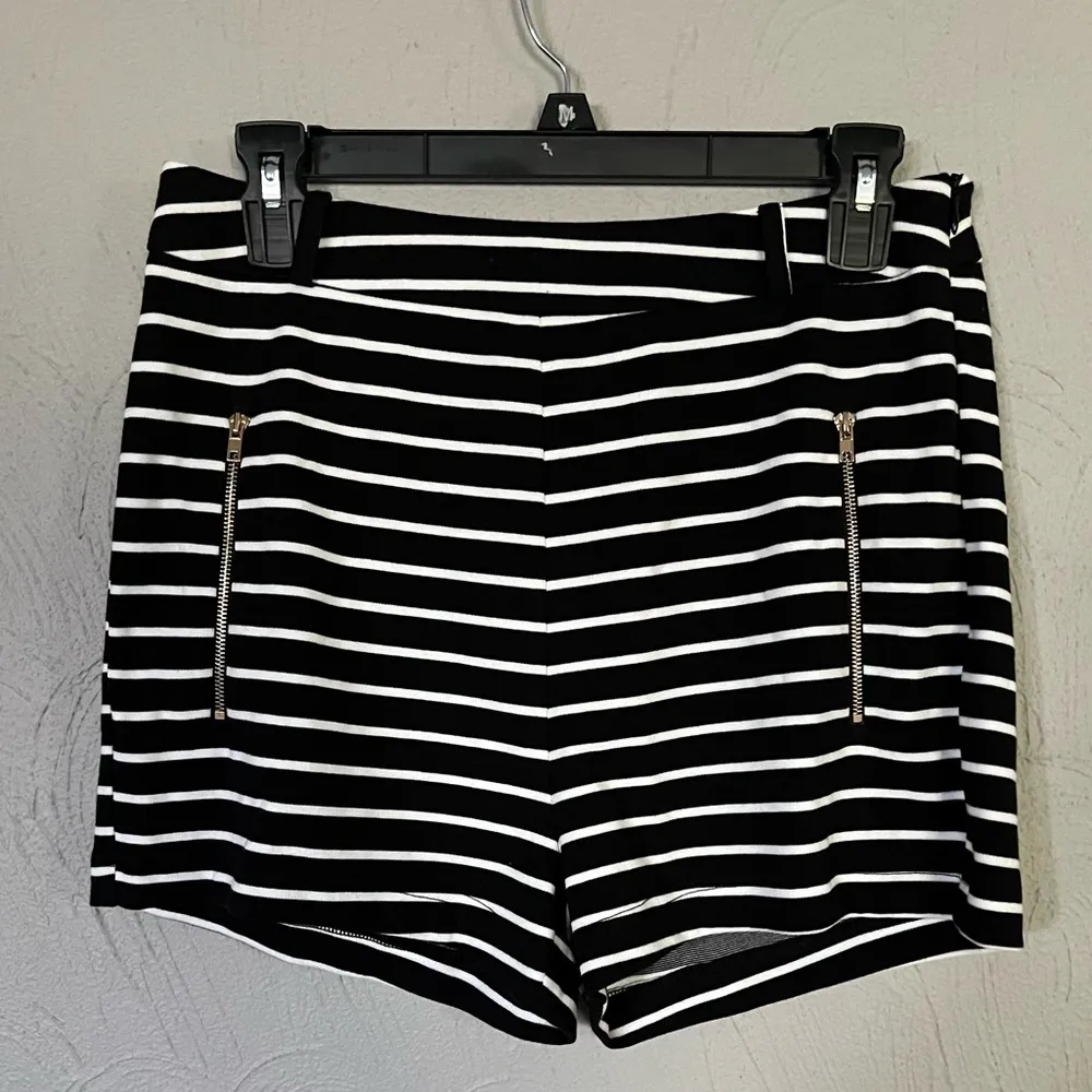 Doe & Rae black and white striped shorts size small - Image 2