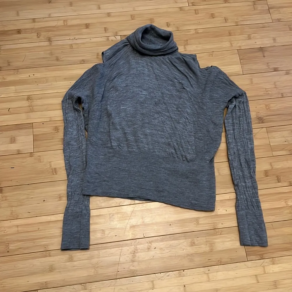 Vince sweatshirt cold shoulder turtleneck - Image 4