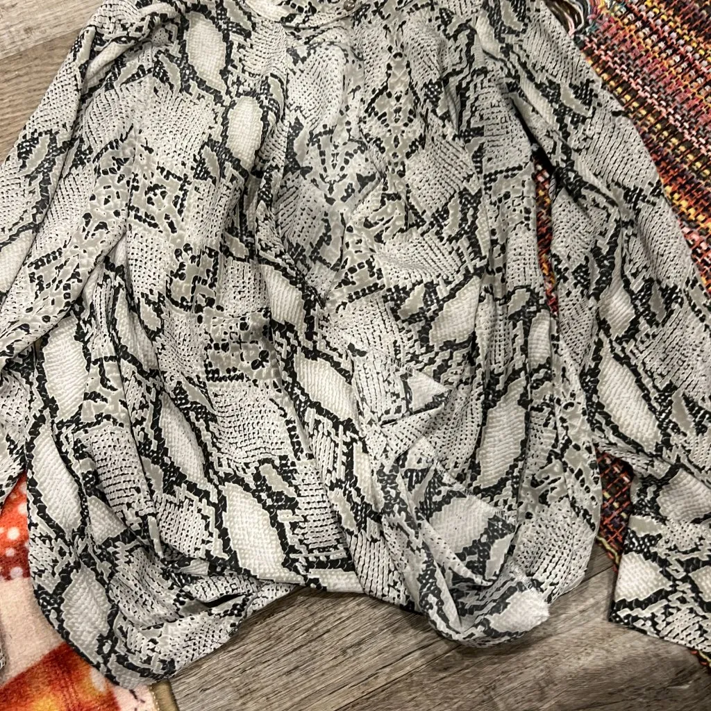 Olivaceaous medium snake print top - Image 3