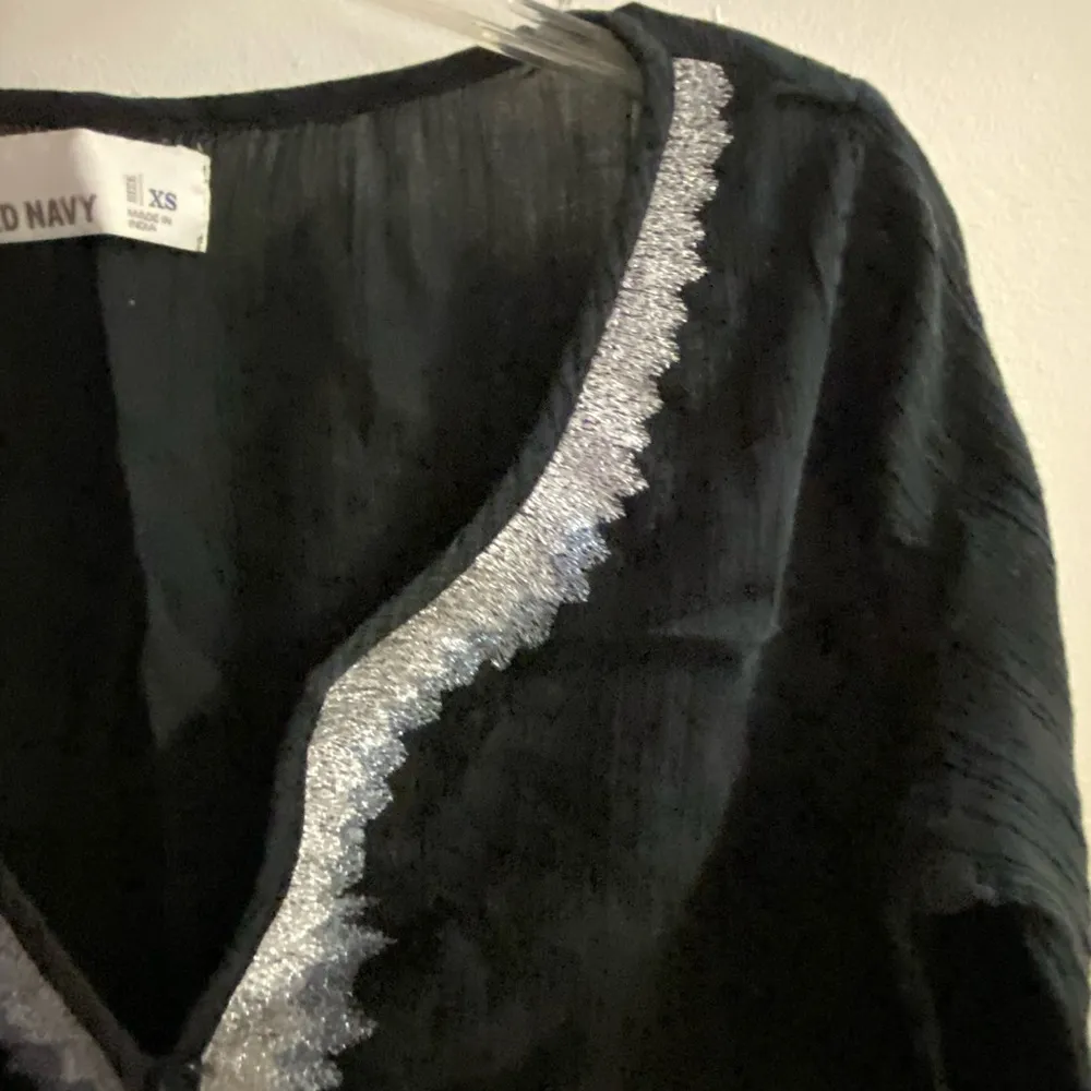 Old Navy Black Gauzy Oversized Womens Blouse Silver Embelished V Neck XS Bust 38 - Image 3