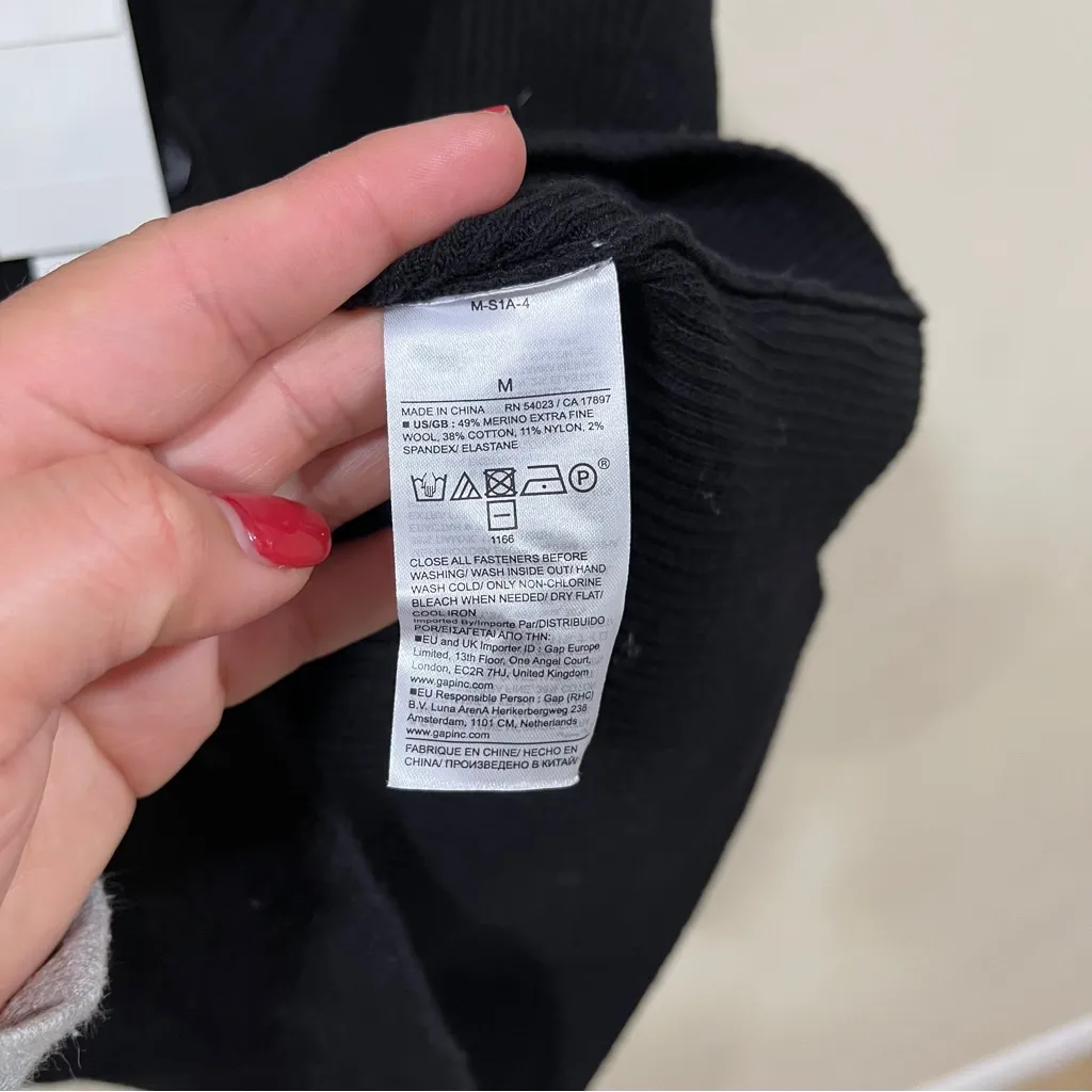 NWT Banana Republic Seamless Tank knitted muscle shirt black size M - Image 4