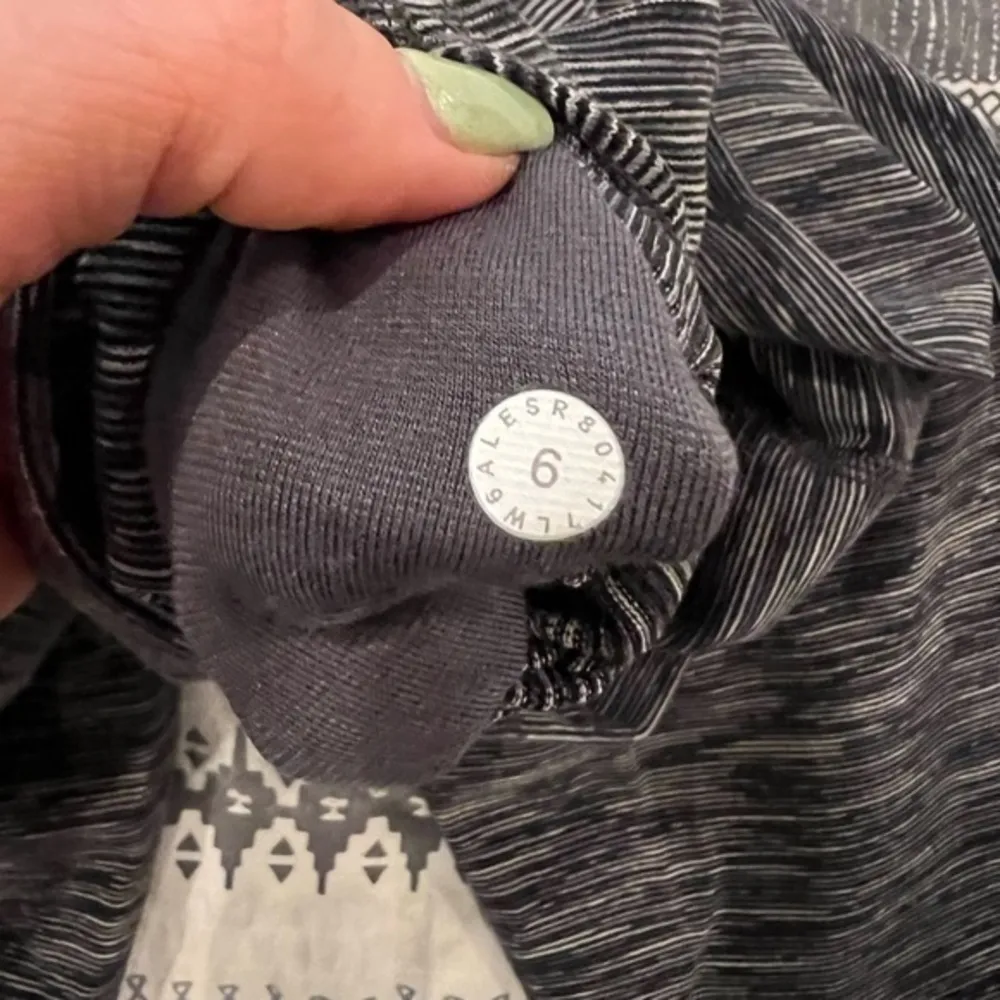 Lululemon Wunder Under‎ Crop (Hi-Rise) *21"
Wee Are From Space Black Slate Sz 6 - Image 4