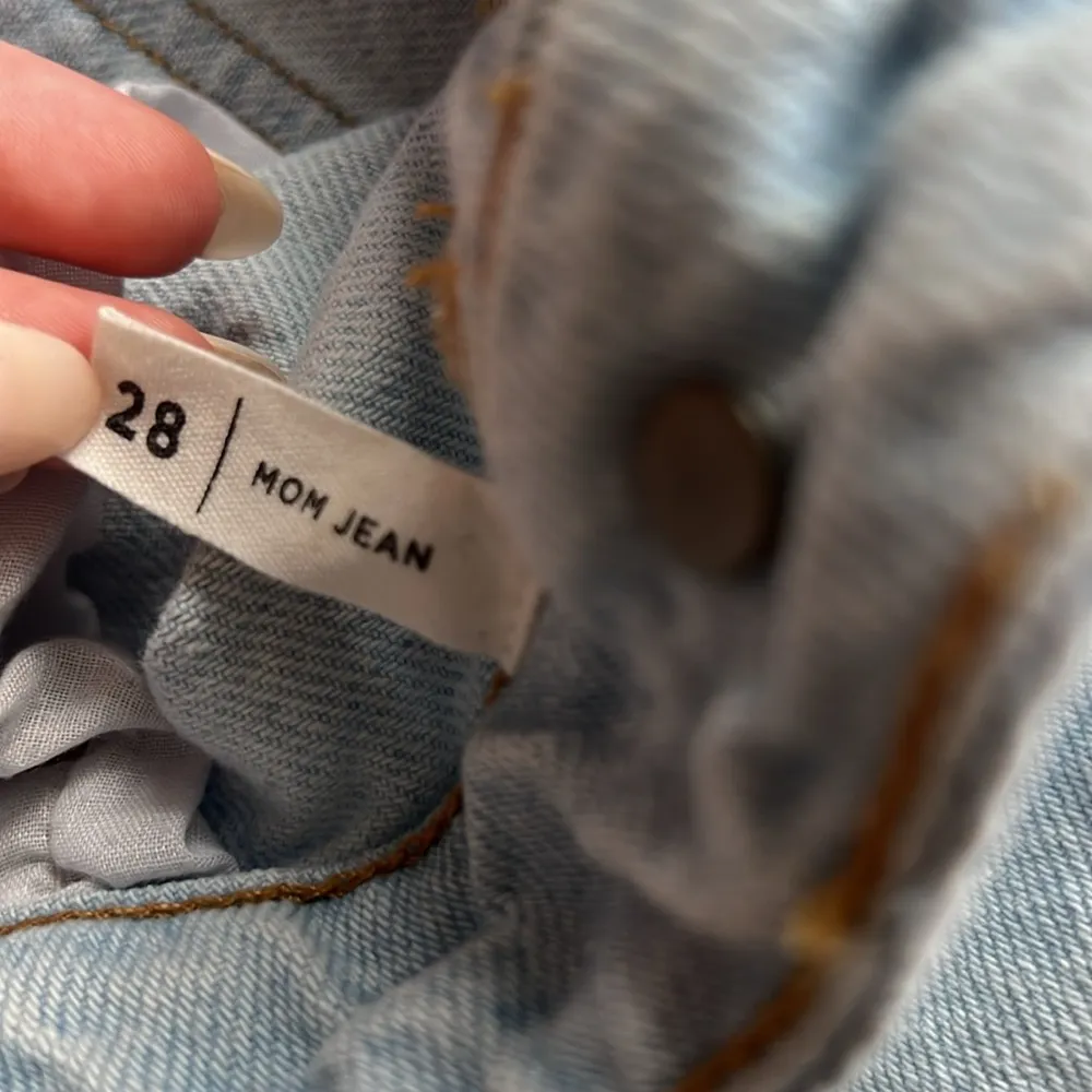 Light wash  mom Jean size 28 - Image 3