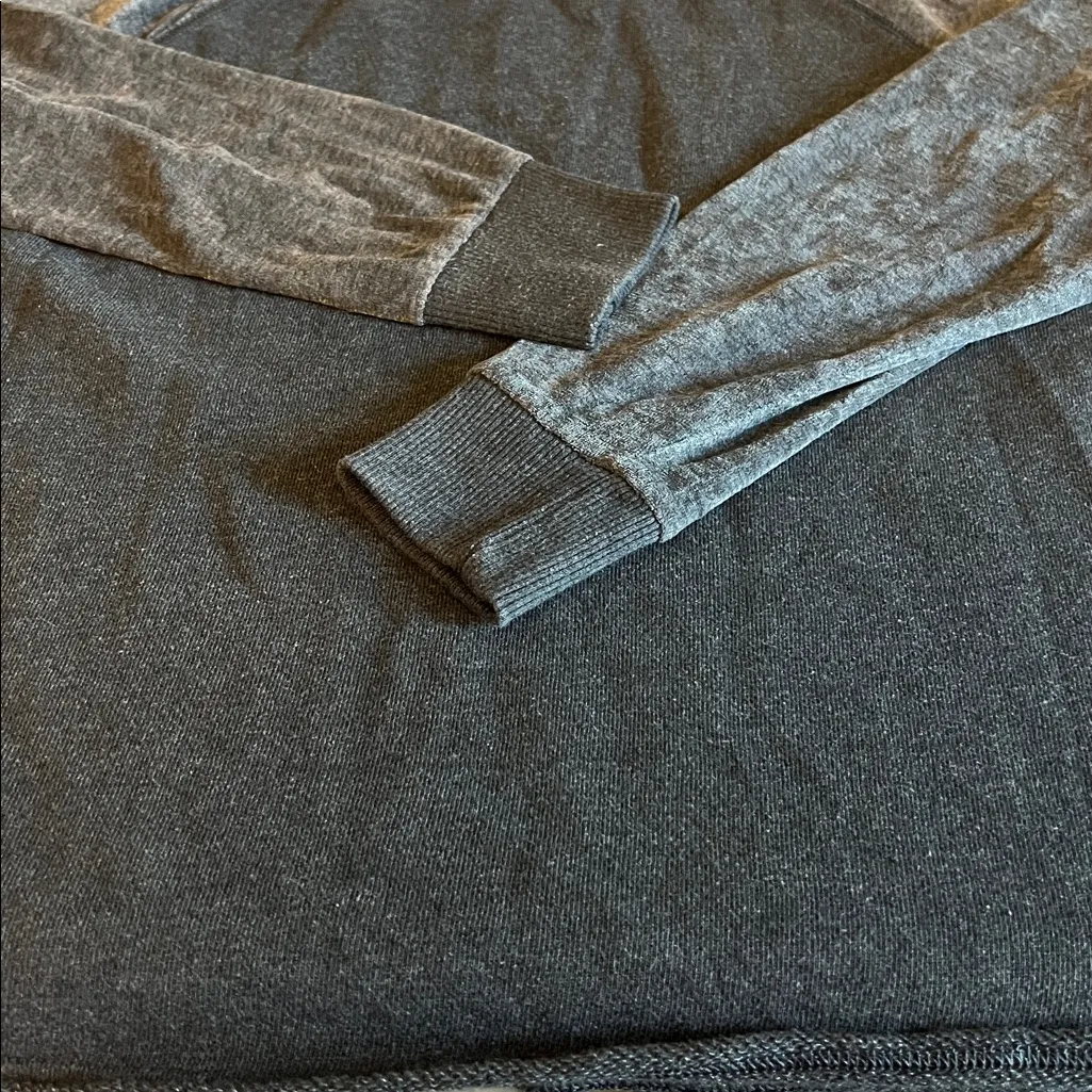 American Eagle Crewneck Long Velvet Sleeve Gray Size Medium - Image 8