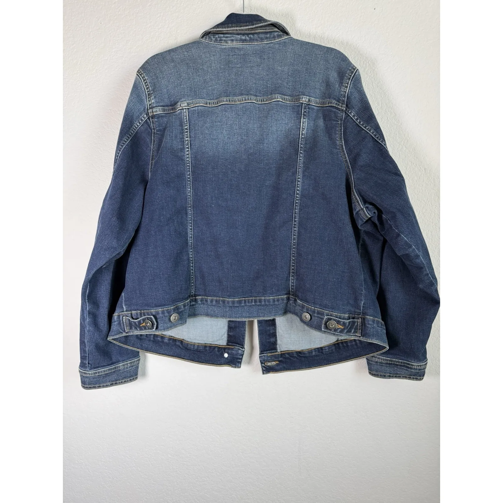 Torrid Women's Dark Wash Denim Jean Trucker Jacket Button Front Size 3 (3X) - Image 13