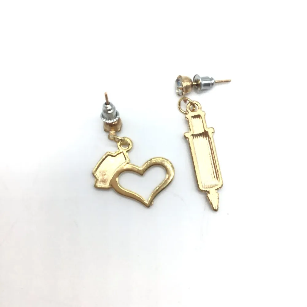 NEW syringe&nurse heart hat asymmetrical earrings White - Image 5
