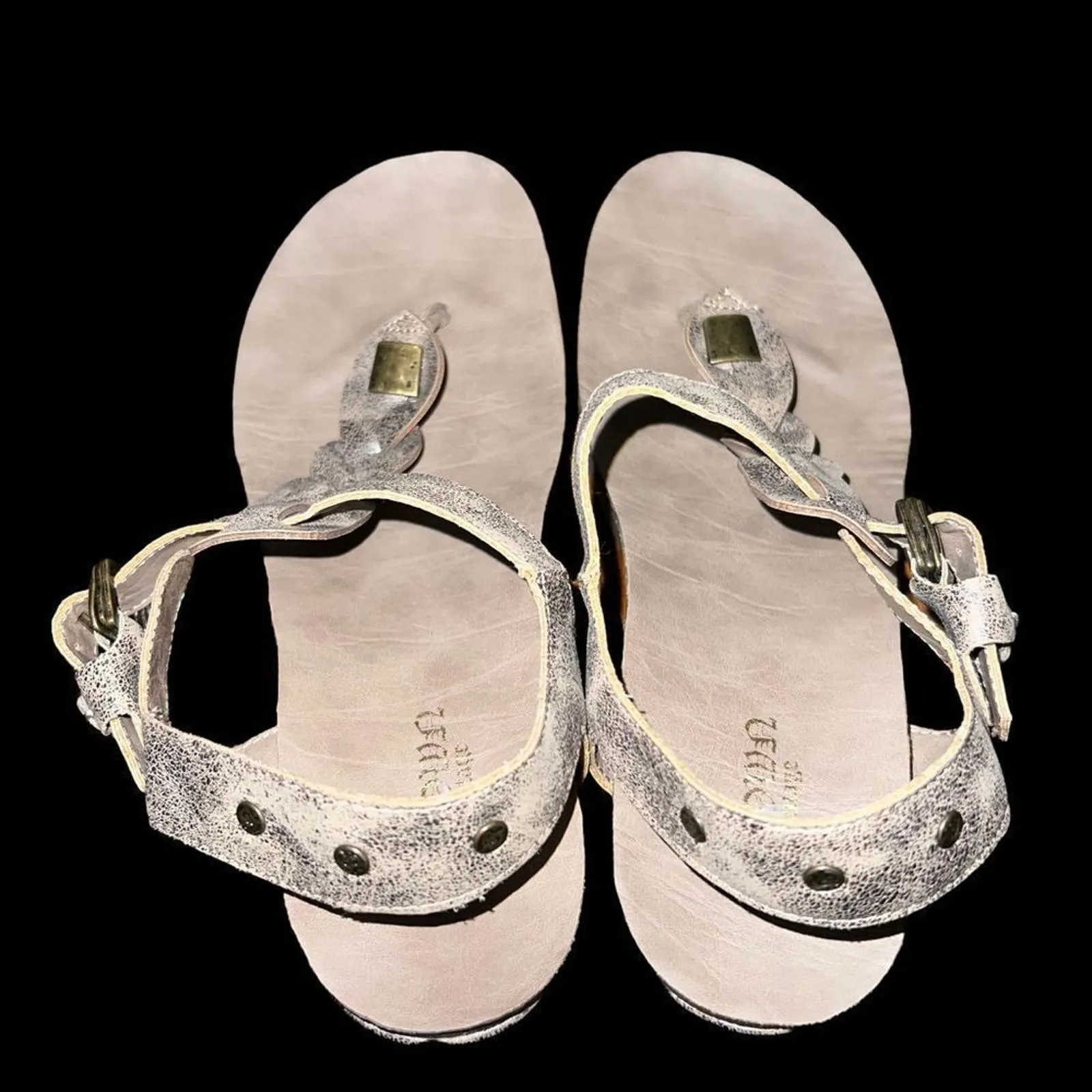 Crown Vintage "Flamingo" Women's 8 Faux Leather Thong Wedge Sandals Silver - Image 8